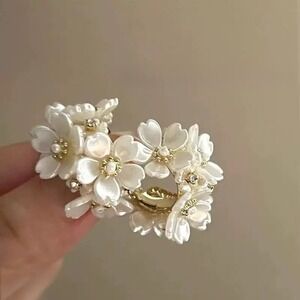 Vintage Style White‎ Floral Hoop Earrings Statement Acrylic Flower Pierce New